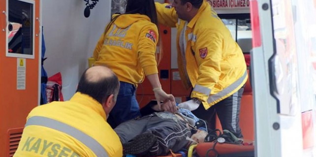 Kızının sürdüğü arabanın altında kaldı