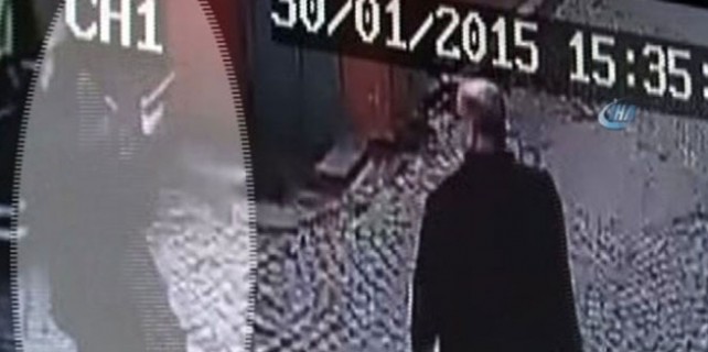 İşte Taksim'deki polise saldırı anı!