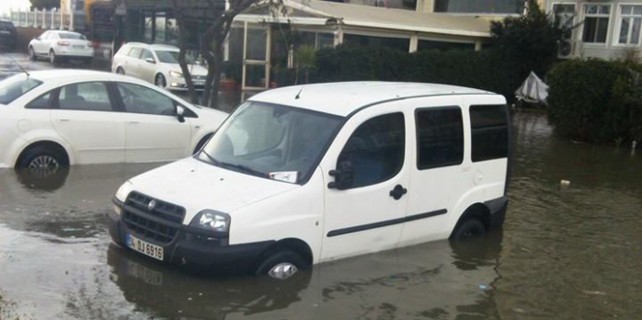 Deniz taştı, araçlar su altında kaldı