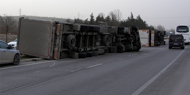 TIR'ları kaza değil lodos devirdi!