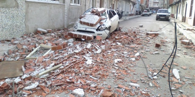 Lodos yıktı geçti!