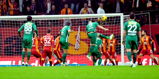 Bursasporlu futbolcular kaçan galibiyete yanıyor...