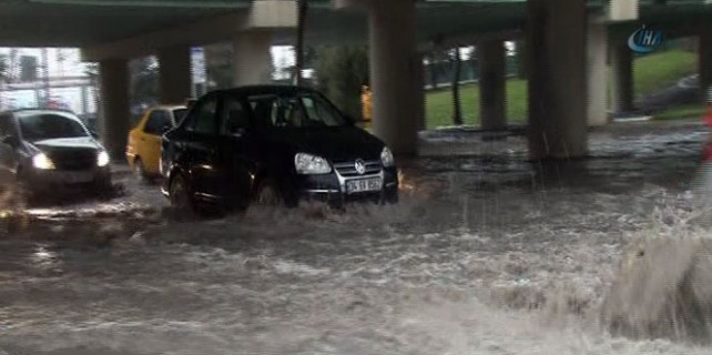 Yol değil sanki göl!