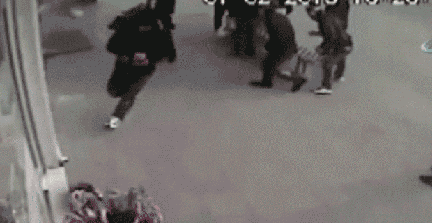 Otobüs durağında korku dolu dakikalar!