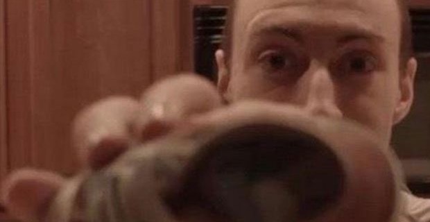 Youtube'da günün bombası! Ayakkabıyı yedi