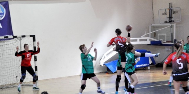 Mudanya hentbol takımı ikinci yarıda güldü