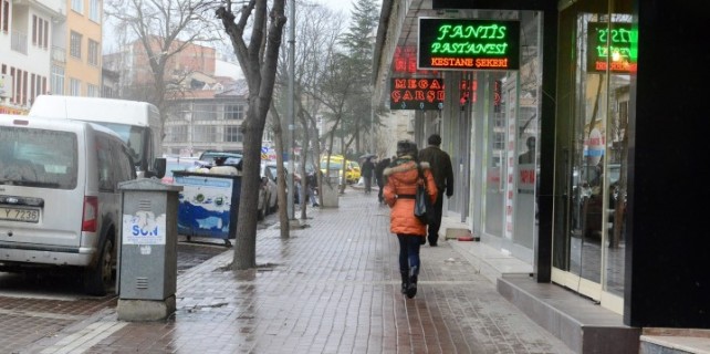 Kaldırımlara mal çıkarmayan esnafa teşekkür