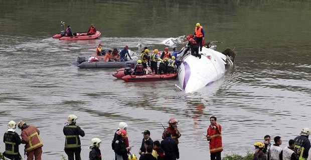 Yolcu uçağı yere çakıldı! İşte saniye saniye o anlar...