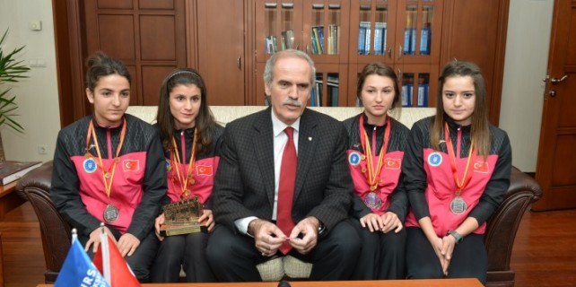 Genç atletler altınla ödüllendirildi