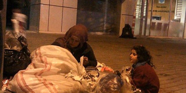 Bursa'da yürek yakan olay! Çöpten yaşam...