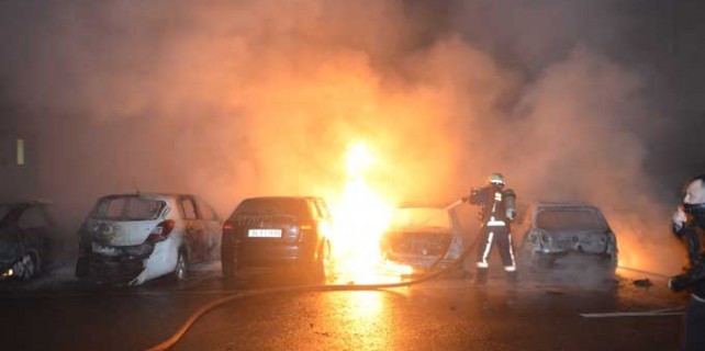 Site sakinlerine büyük şok!  9 araç kundaklandı