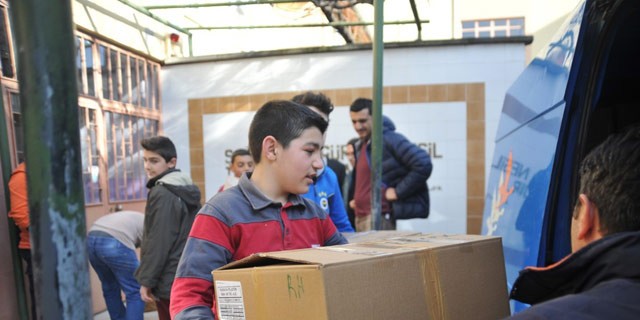 Öğrencilerden yangın faciası yaşayan köye yardım