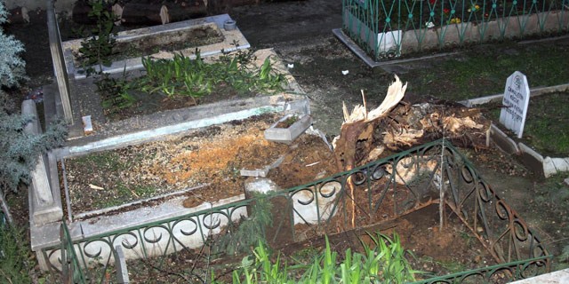 Bursa'da lodos mezarları da vurdu