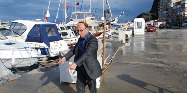 Güzelyalı balıkçı barınağına tel örgü çekiliyor