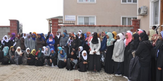 Afrikalı öğrenciler hediyelerle uğurlandı