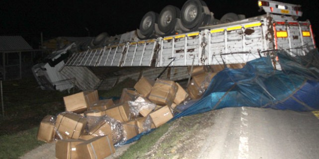 Tekeri patlayan TIR kontrolden çıktı!