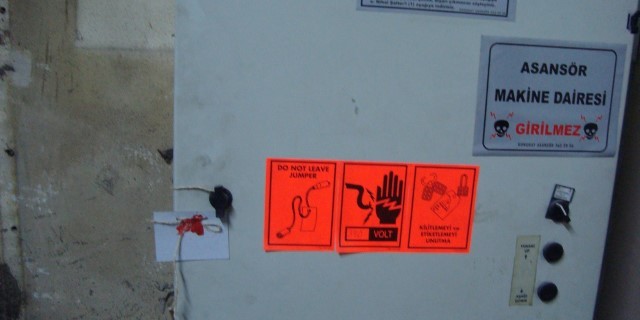 Riskli asansörlere mühür