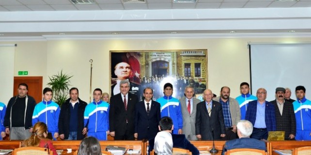 Edebali şampiyonları kutladı