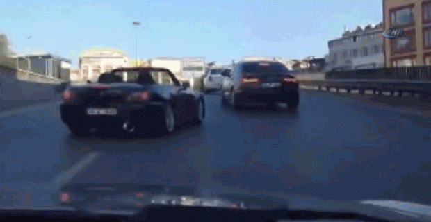 Lüks otomobille tehlikeli hareketler