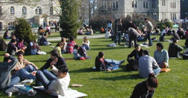 Ünlü üniversitede ilişki yasağı