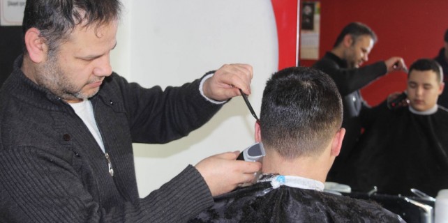 İşaret diliyle böyle traş ediyor