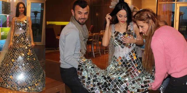 Görenleri hayrete düşüren aynalı gelinlik!