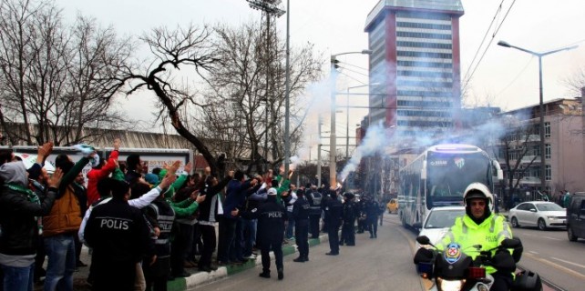 Bursaspor'a taraftardan coşkulu karşılama