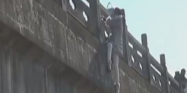 Eşiyle tartışan kadın...