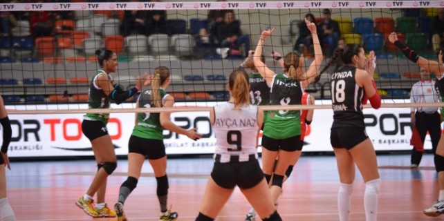 Büyükşehirli voleybolcular yüzleri güldürdü