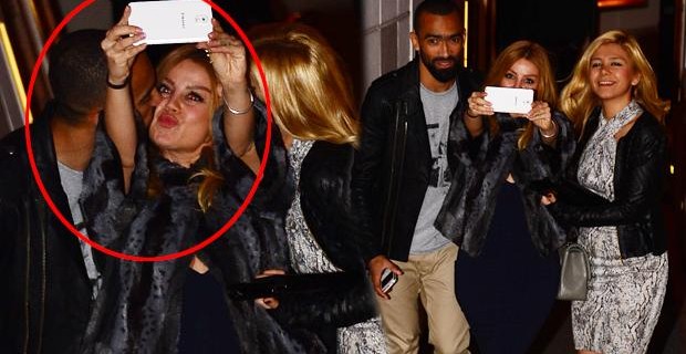 Evli futbolcu  iki kızla alemde!