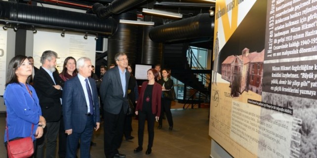 Orhan Pamuk’tan Şiir Kütüphanesi’ne  hayran kaldı