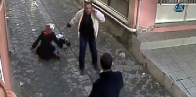 Sokak ortasında dehşet! Karısını defalarca bıçakladı