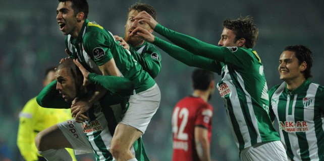 Timsah gol olup yağıyor