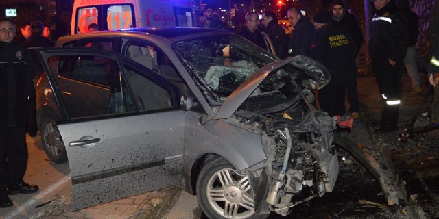 Hızını alamayan otomobil ağaca çarparak durabildi