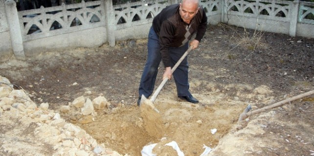 Babasının katilini elleriyle gömdü