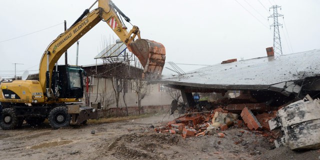 Bursa'da kaçak binalar yerle bir edildi
