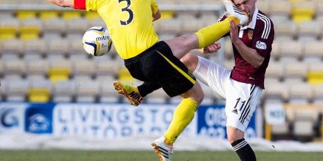 Zalim futbolcu rakibine böyle tekme attı