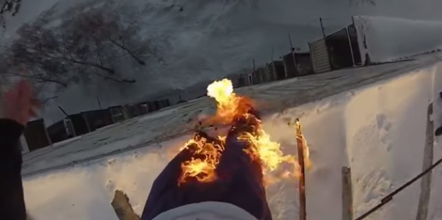 Alevler içinde 9. kattan böyle atladı!