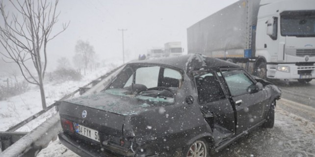 Bursa'da 3 araç buzlu yolda birbirine girdi