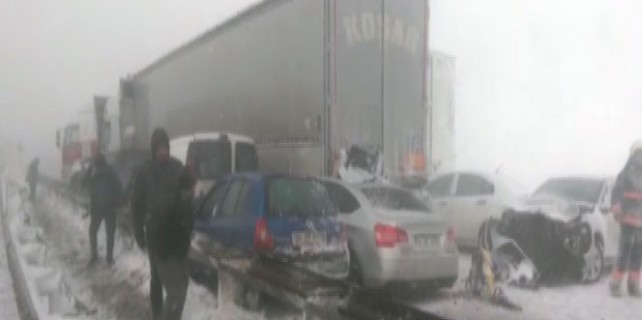 Onlarca araç birbirine girdi