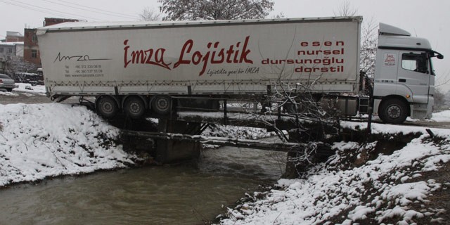 TIR köprüye sığmayınca...