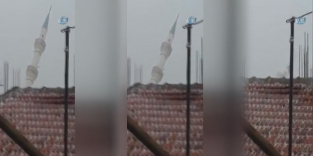 Fırtına minareyi böyle devirdi