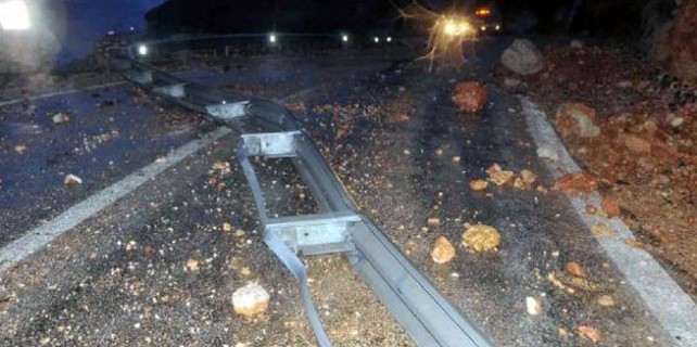 Dev dalgalar yolu parçaladı