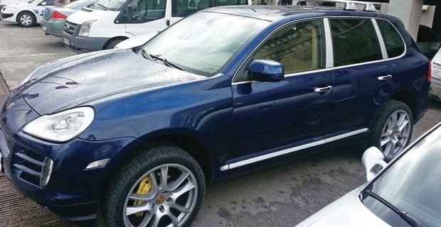 Dedesini çarptı Porsche yakalattı