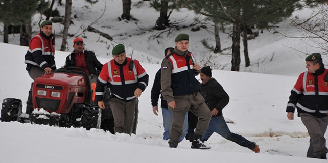2 metre karda çalıntı traktör operasyonu