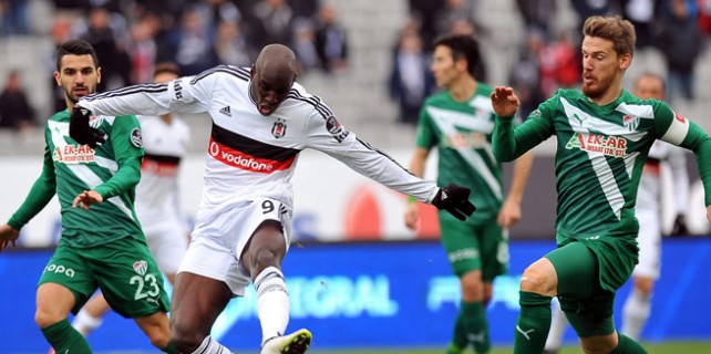 Timsah uzatmada yıkıldı