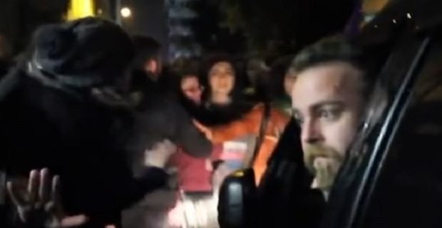 Özgecan eyleminde olay! Eylemcilere bağırıp araçtan inince