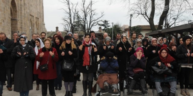 Bursalı kadınlar, Özgecan için gıyabi cenaze namazı kıldı