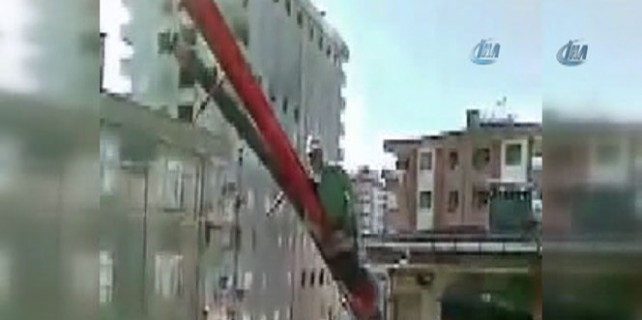 Yok artık ! Vince asılarak 6. kata çıktı