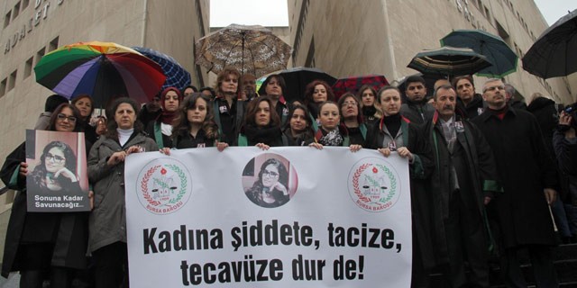 Bursalı avukatlardan yağmur altında protesto
